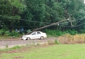 SANTA BÁRBARA DO SUL> Veículo colide com poste; condutor fugiu do local
