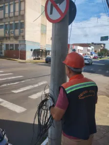 Defesa Civil de Cruz Alta Intensifica Retirada de Emaranhados de Fios 