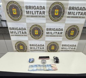 POLÍCIA> Mulher é presa por tráfico de drogas no bairro Brum em Cruz Alta