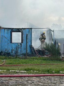 Incêndio destrói residência de madeira no bairro Schettert em Cruz Alta