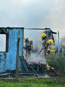 Incêndio destrói residência de madeira no bairro Schettert em Cruz Alta