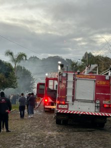 Incêndio destrói residência de madeira no bairro Schettert em Cruz Alta