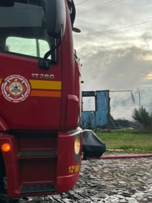 Incêndio destrói residência de madeira no bairro Schettert em Cruz Alta