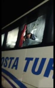 Ônibus e vans  são apedrejados na estrada do campus na noite da quarta