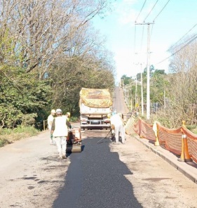 REDE DE ESGOTO> Pavimento da Rua Edwina Rosa é recuperado após obras da Corsan