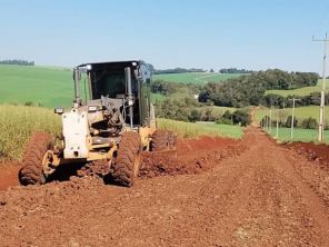 Boa Vista do Cadeado e Augusto Pestana trabalham em melhorias de estrada