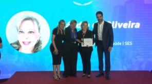 Cláudia Britto Pilau recebe Prêmio de Reconhecimento Funcional 2025