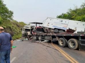 Caminhões colidem frontalmente na BR-285