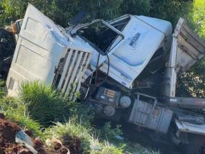 Carreta tomba na ERS 223, trevo de acesso secundário para Ibirubá 