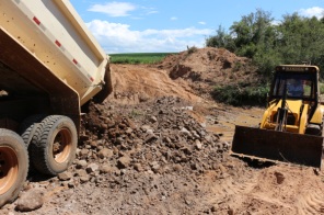 Obras de Boa Vista do Incra constrói desvio para garantir trafegabilidade