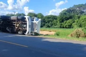 Carreta tomba na BR-158 entre Cruz Alta e Júlio de Castilhos