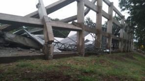Rajada de vento de 89 km/h derruba ginásio em construção em Cruz Alta