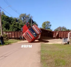 Colisão com trem destrói carreta e interdita passagem em Benjamin Nott