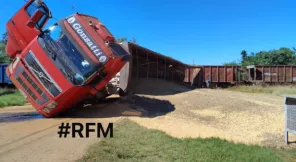 Colisão com trem destrói carreta e interdita passagem em Benjamin Nott