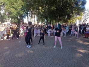 Semana da Dança encerrou com desfile e casa de cultura lotada no sábado