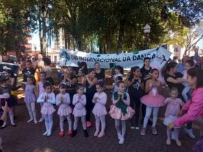 Semana da Dança encerrou com desfile e casa de cultura lotada no sábado