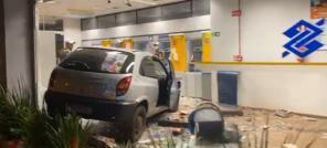 Carro desgovernado atinge agência do Banco do Brasil em Tenente Portela