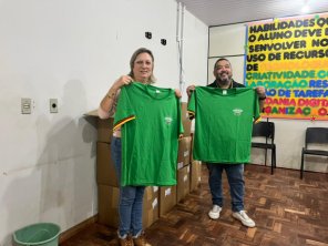 Escolas Estaduais de Cruz Alta recebem os kits de uniformes escolares
