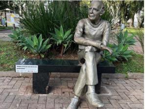 Estátua de Erico Verissimo é alvo de vandalismo 