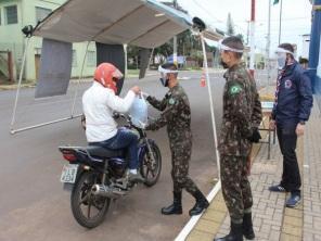 Drive Thru Solidário arrecada mais de 10 mil peças de agasalhos em Cruz Alta