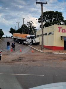ACIDENTE: envolvendo carreta em Cruz Alta na tarde da sexta