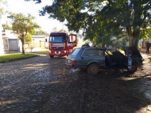 Carro pega fogo no motor na rua Marechal Floriano na manhã da quinta