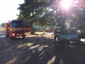 Carro pega fogo no motor na rua Marechal Floriano na manhã da quinta