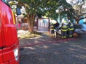 Carro pega fogo no motor na rua Marechal Floriano na manhã da quinta