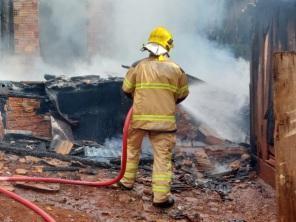 Incêndio destrói residência na Vila Rancho em Cruz Alta