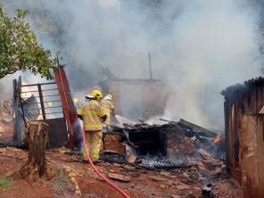 Incêndio destrói residência na Vila Rancho em Cruz Alta