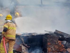 Incêndio destrói residência na Vila Rancho em Cruz Alta