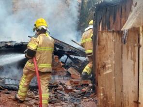 Incêndio destrói residência na Vila Rancho em Cruz Alta