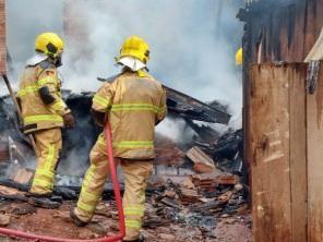 Incêndio destrói residência na Vila Rancho em Cruz Alta