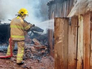 Incêndio destrói residência na Vila Rancho em Cruz Alta