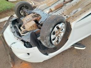 Acidente de trânsito com carro capotado na tarde da quarta-feira