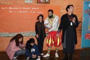 Dia D Teatro visitou as escolas Amado Lacroix e Arthur Moreira nesta terça