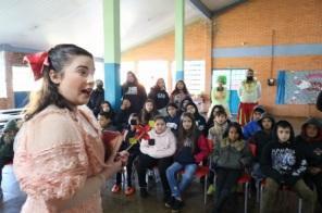 Dia D Teatro visitou as escolas Amado Lacroix e Arthur Moreira nesta terça
