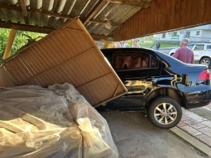 Condutora perde o controle e veículo atinge muro de residência em Cruz Alta