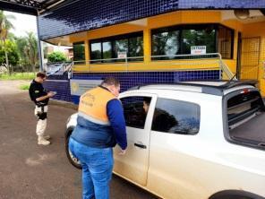 Defesa Civil distribui material informativo sobre acidentes nas rodovias