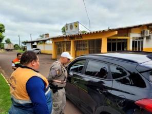 Defesa Civil distribui material informativo sobre acidentes nas rodovias